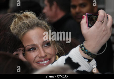 SARAH HARDING Girls Aloud LAISSER BBC Radio 1 LONDON ENGLAND UK 12 Novembre 2012 Banque D'Images