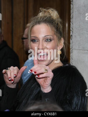 SARAH HARDING Girls Aloud LAISSER BBC Radio 1 LONDON ENGLAND UK 12 Novembre 2012 Banque D'Images