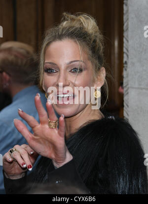 SARAH HARDING Girls Aloud LAISSER BBC Radio 1 LONDON ENGLAND UK 12 Novembre 2012 Banque D'Images