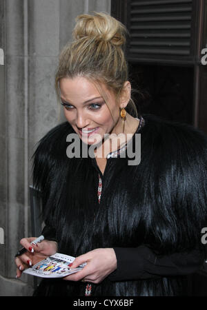 SARAH HARDING Girls Aloud LAISSER BBC Radio 1 LONDON ENGLAND UK 12 Novembre 2012 Banque D'Images