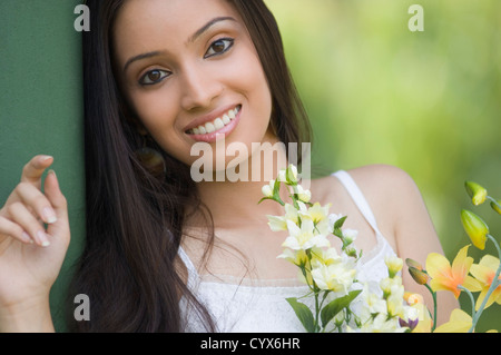 Portrait d'une adolescente avec bouquet de fleurs Banque D'Images