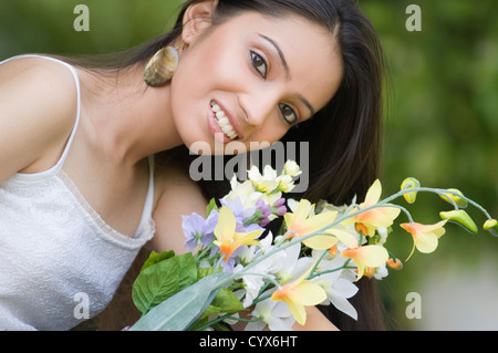 Portrait d'une adolescente avec bouquet de fleurs Banque D'Images