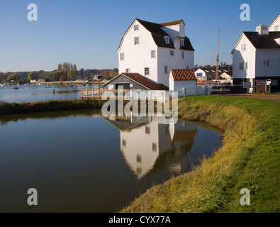 Moulin à marée réflexion piscine Woodbridge, Suffolk, Angleterre 1793 construit sur l'emplacement d'anciens moulins restaurés plus comme un musée vivant. Banque D'Images