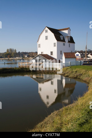 Moulin à marée réflexion piscine Woodbridge, Suffolk, Angleterre 1793 construit sur l'emplacement d'anciens moulins restaurés plus comme un musée vivant. Banque D'Images