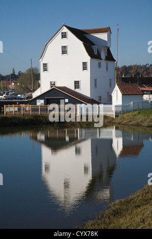 Moulin à marée réflexion piscine Woodbridge, Suffolk, Angleterre 1793 construit sur l'emplacement d'anciens moulins restaurés plus comme un musée vivant. Banque D'Images