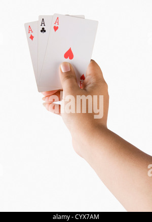 Close-up of a woman's hand holding playing cards Banque D'Images