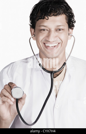 Un Male doctor holding stethoscope Banque D'Images