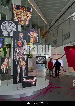 Les visiteurs de la Crystal, Siemens centre pour la durabilité urbaine à Royal Victoria Docks, London, UK Banque D'Images