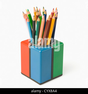 Crayons de couleur dans un stand au crayon Banque D'Images