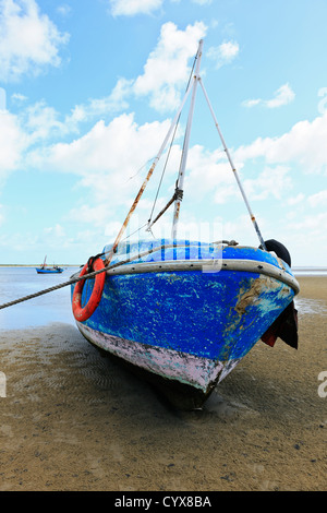 Un boutre abandonné coincé à marée basse sur le banc de sable sur l'île Inhaca Mozambique Banque D'Images