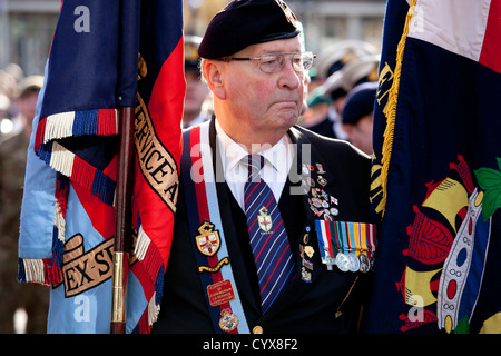 Le service commémoratif à la place du millénaire, Birmingham, UK. Porteur de drapeau et d'un ex militaire pendant le service. Banque D'Images