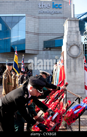 Le service commémoratif à la place du millénaire, Birmingham, UK. Les gens de déposer des couronnes au monument commémoratif de la copie avant de la CPI. Banque D'Images