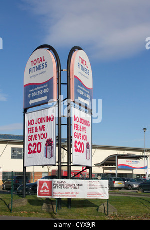 Total Fitness Club de Loisirs à réunion Eaux Road, Bolton. Le club propose une salle de sport et formation de la santé semblables à des activités connexes. Banque D'Images