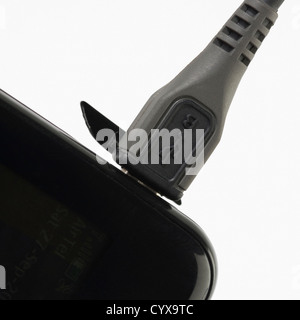 Câble USB branché sur un téléphone mobile Banque D'Images