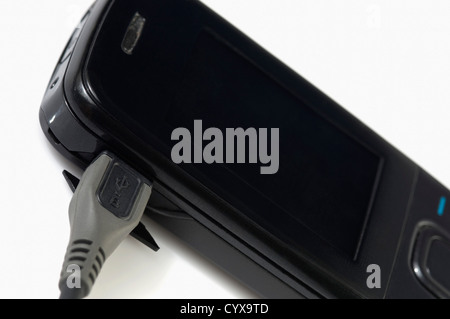 Câble USB branché sur un téléphone mobile Banque D'Images