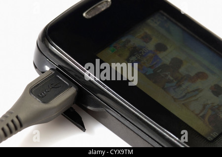 Câble USB branché sur un téléphone mobile Banque D'Images