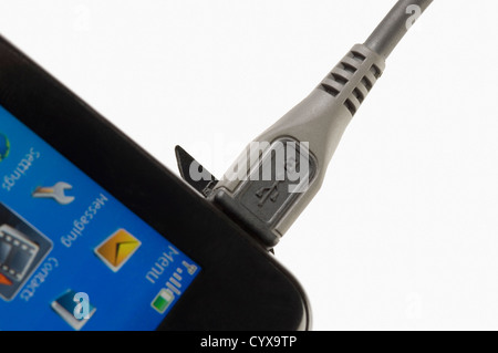 Câble USB branché sur un téléphone mobile Banque D'Images