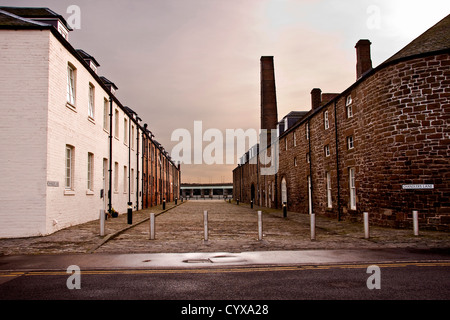 Rue Pavée avec des logements modernes qui une fois était le Ferryman's Quarters au Victoria Docks,City Quay à Dundee, Royaume-Uni Banque D'Images