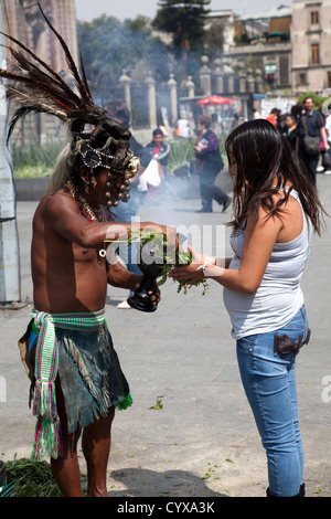 Les guérisseurs indiens tribaux sur le Zocalo de Mexico DF Banque D'Images