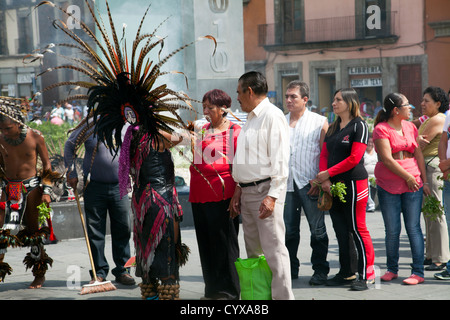 Les guérisseurs indiens tribaux sur le Zocalo de Mexico DF Banque D'Images