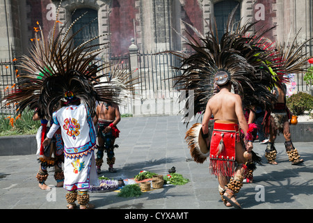 Les guérisseurs indiens tribaux effectuer sur le Zocalo rituel à Mexico DF Banque D'Images