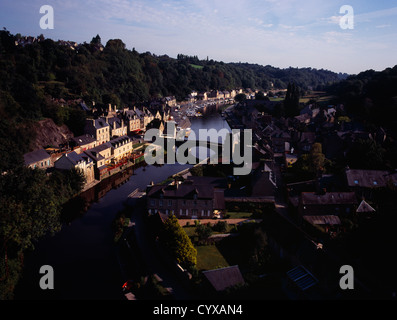 Ville médiévale de Dinan à côté de la Rance, vue depuis la route principale viaduc Europe européen Bretagne East Blue Banque D'Images