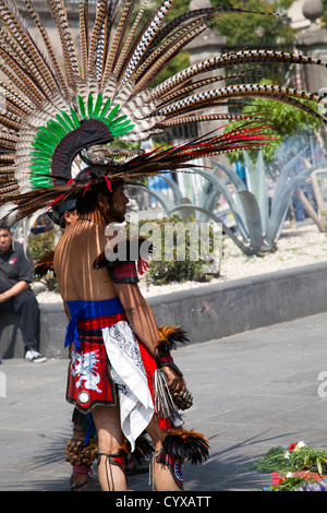 Les guérisseurs indiens tribaux effectuer sur le Zocalo rituel à Mexico DF Banque D'Images