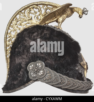 Un casque italien M 1874 pour généraux, règne du roi Victor Emanuel III le corps recouvert de peau de phoque noire (trous), crête d'ouvrature dorée, aigle couronné debout (courbé), étoile dorée à cinq ranchies avec le monogramme royauté « VE » sur une étoile argentée à plusieurs ranchies, écailles de menton argentées (sangle cassée). Tag Makerïs 'Antonio Guezzi i Figlii'. Casque très rare,historique,historique,XIXe siècle,casque,casques,casque,casque,casque,casque,protection,uniforme,de,protection,uniforme,uniforme,ustensile,pièce d'équipement,ustensiles,tenue,coiffures,pièce de tête,objets,sti,droits additionnels-Clearences-non disponible Banque D'Images