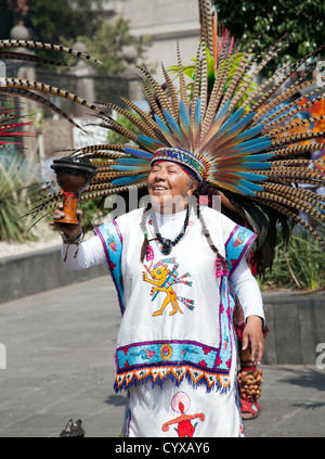 Les guérisseurs indiens tribaux effectuer sur le Zocalo rituel à Mexico DF Banque D'Images