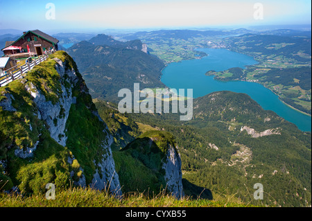 Le Mondsee en Autriche vu depuis le 1784 mètres haute montagne Schafberg Banque D'Images