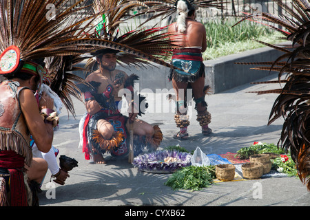 Les guérisseurs indiens tribaux effectuer sur le Zocalo rituel à Mexico DF Banque D'Images