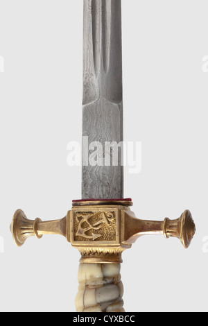 Un long dirk M 1890 / 1901 pour les officiers de la marine impériale allemande, fait par Carl Kaiser,Solingen UNE lame de Damas dans le soi-disant "cheveux de fille" modèle avec double fullers et le logo de la makerïs: crown,Swords and 'C.K..' avec la marque smith 'M 3' sur le tang.un pommel à couronne ouverte avec des restes de dorure.Old Ivory Spiral grip (légèrement décoloré et endommagé).Tonnerre-Belt scabard avec des restes de dorure et de dents.longueur totale 48.7 cm.l'usine Carl Kaiser seulement fait ces dirks avec des lames de Damas jusqu'en 1905.extrêmement Rare et exclusif, droits supplémentaires-Clearences-non disponible Banque D'Images