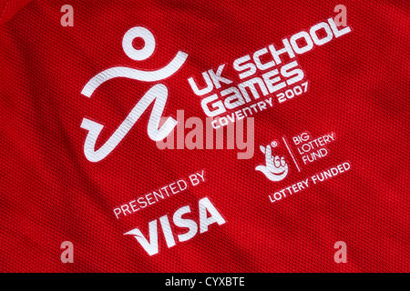 Shirt de sport rouge sur les logos des Jeux scolaires Royaume-uni Coventry 2007 présenté par Visa et Big Lottery Fund financé de loterie Banque D'Images