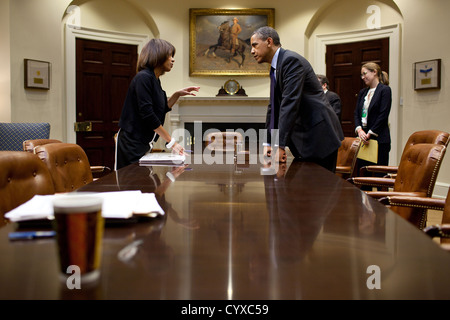 Le président américain Barack Obama parle avec Melody Barnes, directrice du Conseil de politique intérieure à la suite d'une réunion sur l'immigration le 2 juin 2011 dans la Roosevelt Room de la Maison Blanche. Banque D'Images