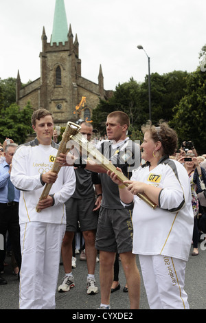 Les coureurs du relais de la flamme olympique remise par l'échange de la flamme La flamme européenne Britannique Femmes femelle fille dame grande Banque D'Images