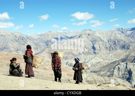 Une famille traversant le col La Shey dans la région himalayenne du Dolpo Népal occidental Banque D'Images