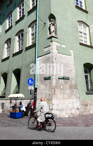 Femme sur la rue Cracovie Pologne location Banque D'Images