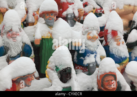 Les nains de jardin poterie céramique à afficher dans la boutique à l'extérieur en hiver, recouvert de neige. Photo par Willy Matheisl Banque D'Images