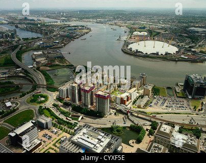 Vue aérienne de grand développement de la propriété (Barratt - Electron) sur la Tamise, en face du Dôme du millénaire à Londres. Banque D'Images