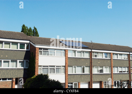 1960 Conseil construit maison avec panneaux photovoltaïques solaires Wanstead East London UK Banque D'Images