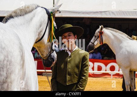 Cavalier adolescent andalouse présentant sa mare à Cordoba Foire aux chevaux. Andalousie, Espagne Banque D'Images