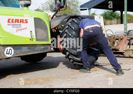 Changer le pneu du tracteur, UK Banque D'Images