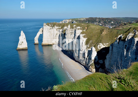 Falaises d'Etretat avec la célèbre a fait 'Aiguille' (l'aiguille) et l'arche naturelle la "Porte d'Aval". Étretat est une commune française, située dans Banque D'Images