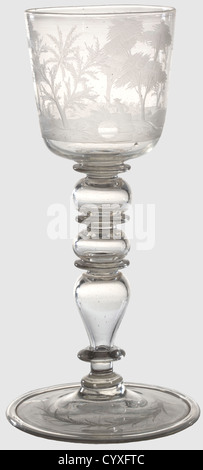 Un gobelet du sud de l'Allemagne ou de la Bohême avec des scènes de chasse en verre découpé et une tige de baluster creuse, environ 1690/1700 verre décoloré. Base avec jante retournée. Tige de balhuster creuse divisée par des disques le verre du bol est finement coupé montrant des chasseurs avec le fusil et la lance, et une stag est chassée par des limaces devant un fond de paysage. Hauteur 22.5 cm, historique, historique,, 18ème siècle, 17ème siècle, artisanat, artisanat, artisanat, objet, objets, alambics, coupure, coupures, découpe, découpe, navire, navires, droits additionnels-Clearences-non disponible Banque D'Images