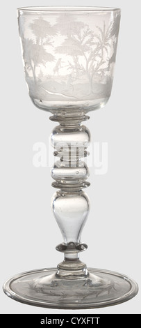 Un gobelet du sud de l'Allemagne ou de la Bohême avec des scènes de chasse en verre découpé et une tige de baluster creuse, environ 1690/1700 verre décoloré. Base avec jante retournée. Tige de balhuster creuse divisée par des disques le verre du bol est finement coupé montrant des chasseurs avec le fusil et la lance, et une stag est chassée par des limaces devant un fond de paysage. Hauteur 22.5 cm, historique, historique,, 18ème siècle, 17ème siècle, artisanat, artisanat, artisanat, objet, objets, alambics, coupure, coupures, découpe, découpe, navire, navires, droits additionnels-Clearences-non disponible Banque D'Images