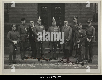 Johann Singer, une photo encadrée de Hitler du 3 avril 1924 la célèbre photo Hoffmann "les accusés du procès d'Hitler" dans la première version (sans titre d'image/18 x 24), la photo elle-même avec les signatures d'encre de Frick, Weber, Kriebel, Ludendorff, Hitler, Brückner et Hitler, le support avec le dévouement manuscrit d'Hitler 'Immer Freichenheit et Röchn Freich Vous pouvez également les envoyer par e-service. DEM treuen Parteigenossen J. Singer - herzlichen Dank für sein Vertrauen. Landsberg den 3./April 1924 - mit deutschem Heil Adolf Hitler'(tr.,droits-supplémentaires-Clearences-non disponible Banque D'Images