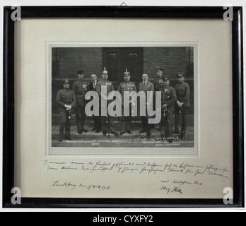 Johann Singer, une photo encadrée de Hitler du 3 avril 1924 la célèbre photo Hoffmann "les accusés du procès d'Hitler" dans la première version (sans titre d'image/18 x 24), la photo elle-même avec les signatures d'encre de Frick, Weber, Kriebel, Ludendorff, Hitler, Brückner et Hitler, le support avec le dévouement manuscrit d'Hitler 'Immer Freichenheit et Röchn Freich Vous pouvez également les envoyer par e-service. DEM treuen Parteigenossen J. Singer - herzlichen Dank für sein Vertrauen. Landsberg den 3./April 1924 - mit deutschem Heil Adolf Hitler'(tr.,droits-supplémentaires-Clearences-non disponible Banque D'Images