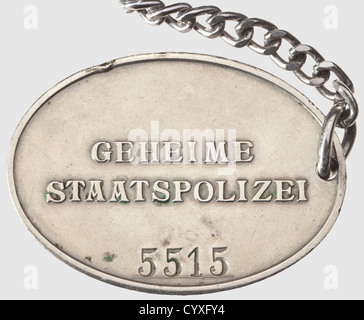 Un disque de mandat et un album photo, pour un membre de GESTAPO ovale nickel-argent badge, avec un aigle national élevé sur le devant et 'GEHEIME STAATSPOLIZEI' en lettres en relief sur le dos avec le numéro '5515' sur une section en relief ci-dessous.Dimensions 37 x 51 cm.poids 25.61 g. Avec chaîne en fer et fixation bouton.il est livré avec une photo Album avec plus de 150 photos, principalement de la période du propriétaire en 'd' pendant l'invasion de l'Autriche et de la campagne polonaise, contenant quelques images horrifiantes de l'arrestation de Juifs et de Polonais.très intéressant uniforme détails, droits supplémentaires-Clearences-pas disponible Banque D'Images