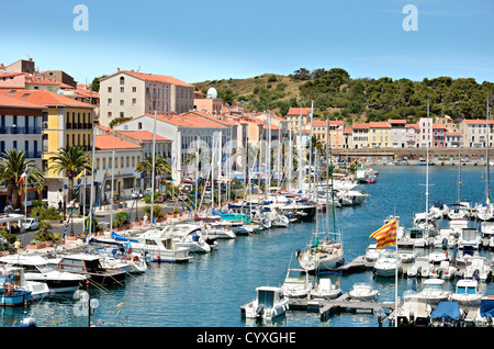 Port et la ville de Port-Vendres, située sur la côte vermeille' dans le département Pyrénées-Orientales, Languedoc-Roussillon regio Banque D'Images