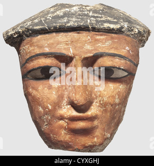 Un fragment de visage du couvercle d'un sarcophage égyptien, période tardive, du 7ème au 1er siècle C.-B. Bois avec un revêtement en plâtre peint en couleur. Tête large avec capot noir. Il y a trois trous de centrage sur le côté opposé. Hauteur 22.5 cm. Assez usé et écaillage minimal. Provenance: Marchand d'art italien, historique, historique, monde antique, monde antique, temps antique, objet, objets, alambics, coupure, découpe, découpes, méditerranée, métaux précieux, métaux précieux, droits additionnels-Clearences-non disponible Banque D'Images